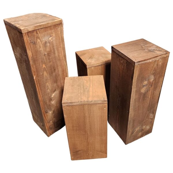 location décoration stèles en bois brut